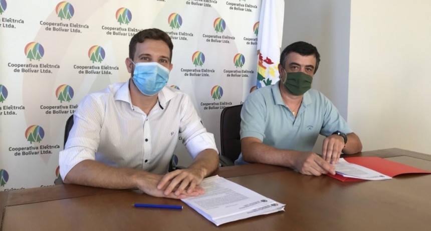 Firma de convenio entre la Laguna San Luis y la Cooperativa para mejor servicio eléctrico