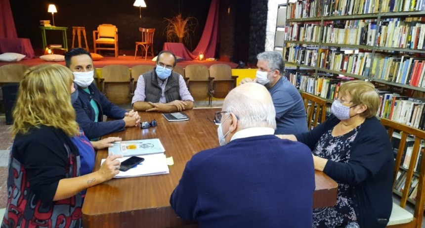 Cerca de las instituciones: El Intendente Pisano entregó subsidios a las bibliotecas populares del Partido de Bolívar