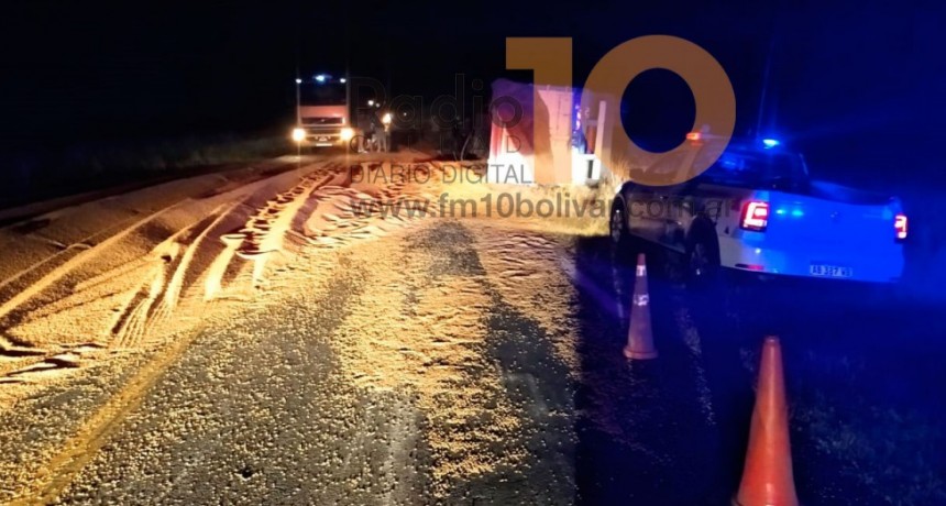 Ruta 226: Un camión rozó a un vehículo, volcó su acoplado y perdió parte de su carga