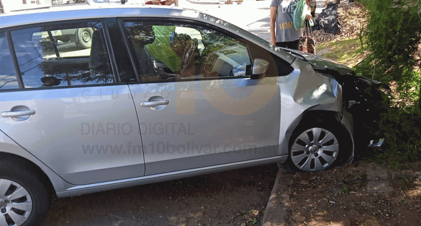 Una mujer mayor de edad, a bordo de su vehículo, impactó contra un arbol