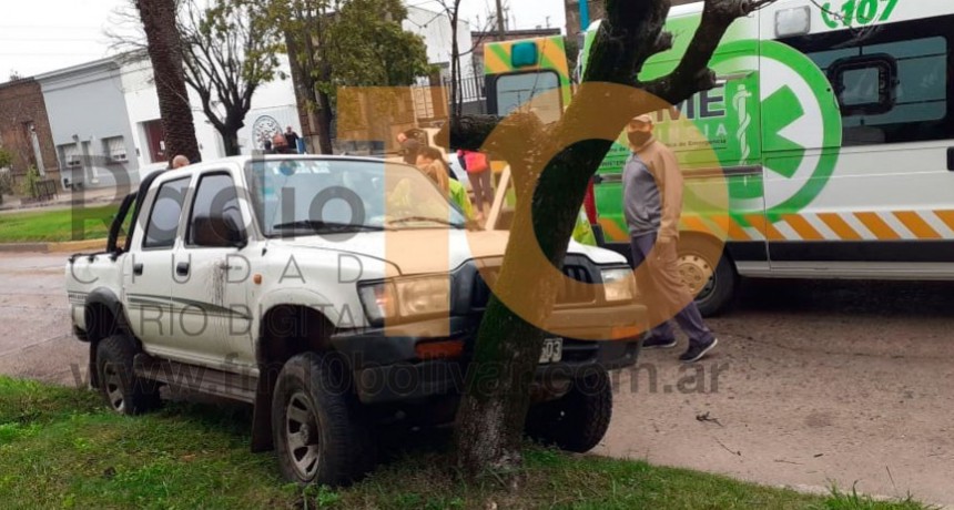 Un conductor habría sufrido un episodio de salud y terminó impactando contra un árbol