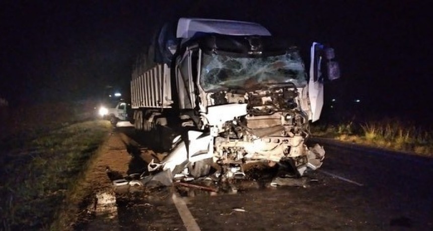 Anoche: En un accidente vial un transportista fue rescatado con vida de entre los hierros