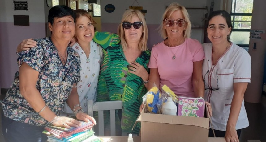 Uniendo Sonrisas comenz&oacute; con la entrega de los aportes a directivos de establecimientos que alojaron a jugadores del Mundialito Nico Trevi&ntilde;o