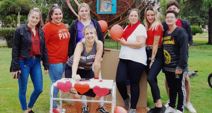 La Secretaría de Salud trabaja en distintos puntos de la ciudad con sus promotores, para consultar a manera de encuesta a la población sobre diferentes ítems de alimentación