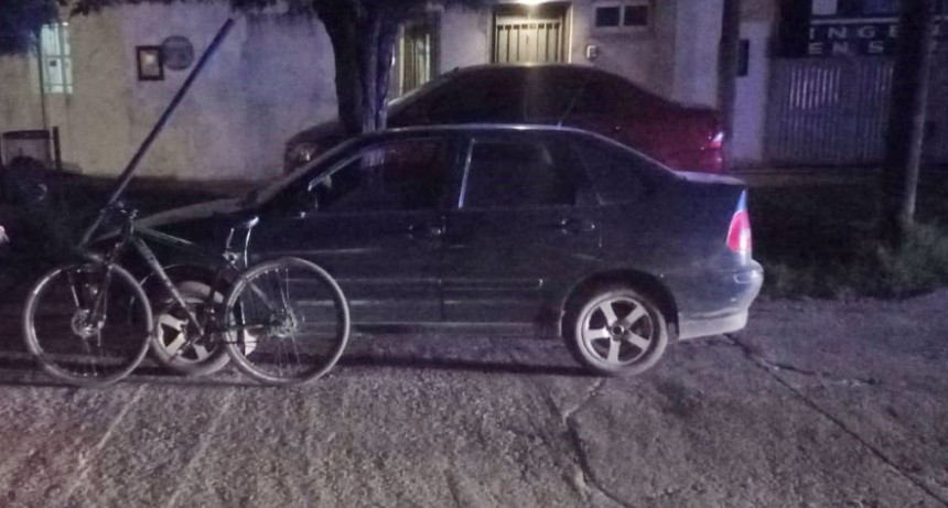 Una mujer que circulaba en bicicleta impactó con la puerta de un vehículo, tras bajarse su conductor