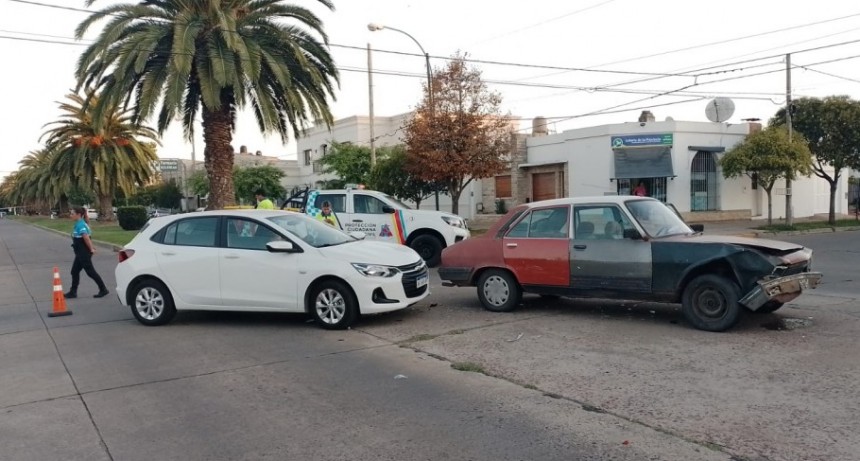 Impacto sin heridos en la esquina de Venezuela y Azcuénaga