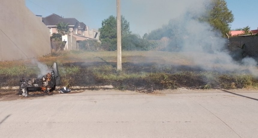 Se incendió un contenedor de residuos secos, con daños totales