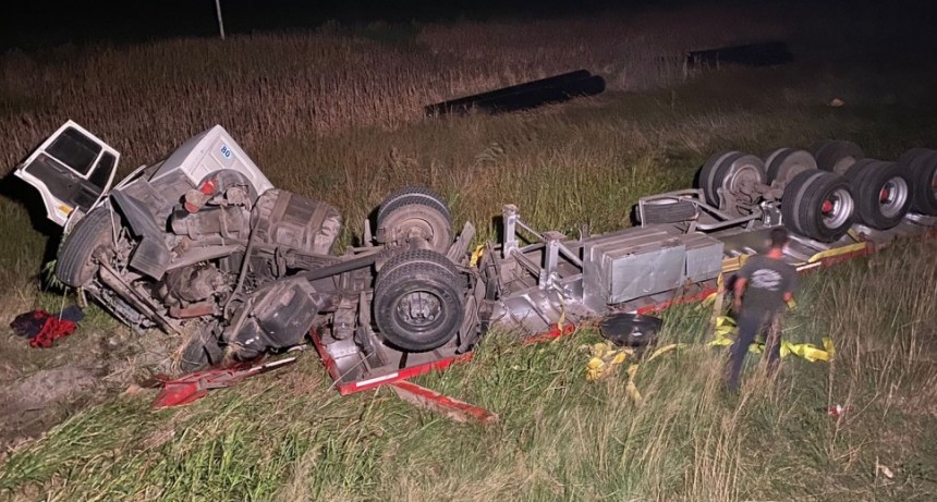 Ruta 65: Impactante vuelco de un camión 