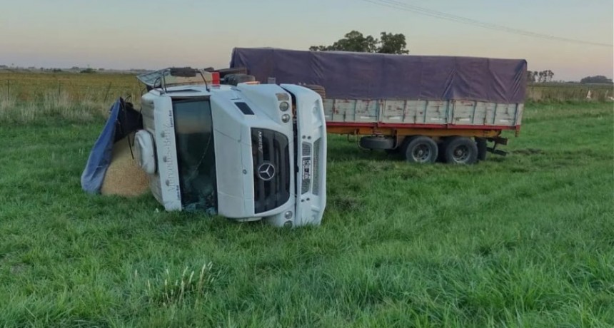 Ruta 5: Volcó un camión cargado con Pellet de Soja