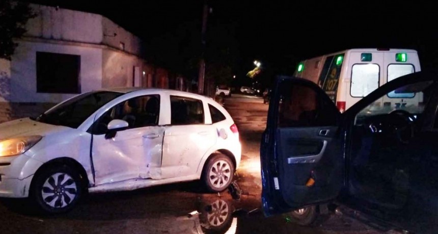 Impacto entre una camioneta y un auto