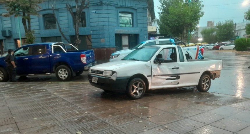 Fuerte colisión en plena lluvia esta mañana