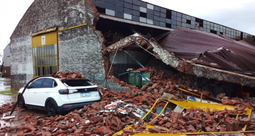 Desastre total: El impacto del fenómeno climático pego con dureza en el Aero Club de 9 de Julio, destrozando hangares y aeronaves