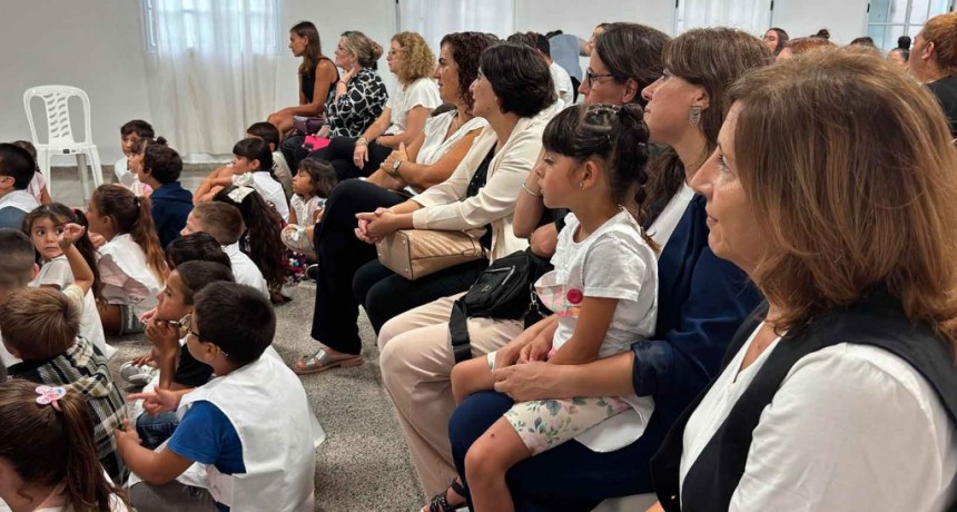 La Directora de Educación participó del acto oficial de comienzo de ciclo lectivo organizado por Jefatura Distrital