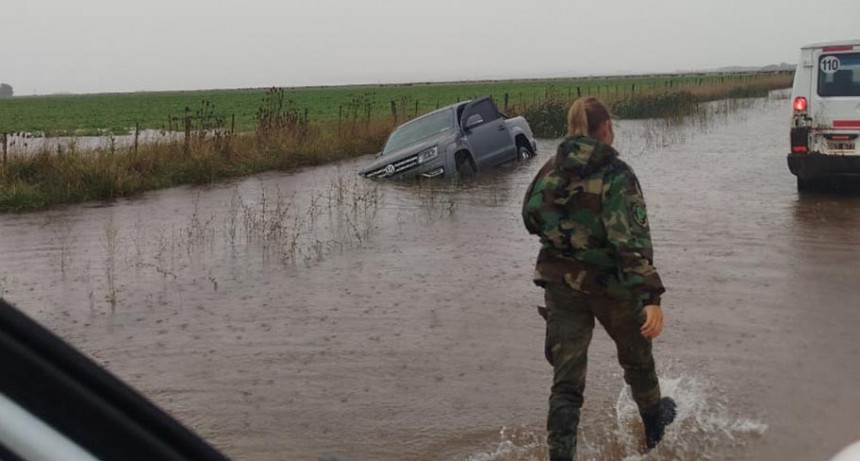 Una camioneta cayó a un zanjón con agua en la zona de Blanca Chica: dos mujeres fueron rescatadas