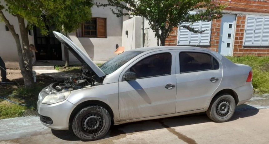 Bomberos Voluntarios de Urdampilleta, asistieron a un llamado por el principio de incendio en un vehículo