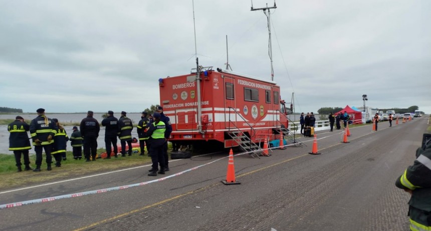 Hallaron el cuerpo de la segunda persona desaparecida sobre el canal Piñeyro, en el accidente de las camionetas