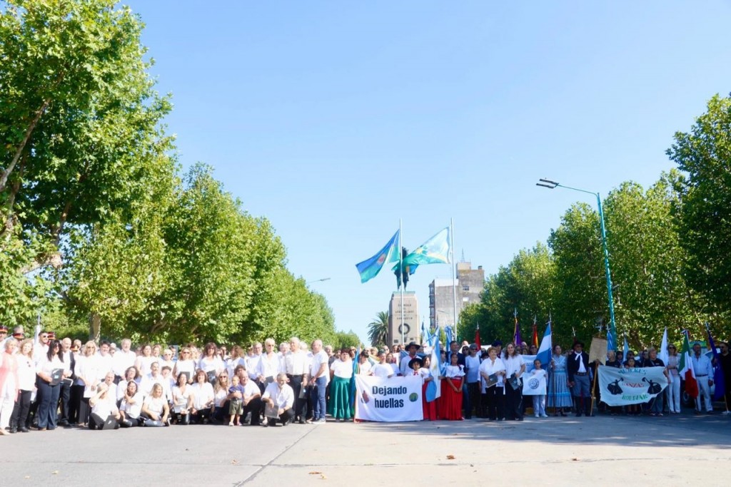 Bol&iacute;var celebr&oacute; su 148&ordm; aniversario con la presentaci&oacute;n oficial de la bandera del Partido