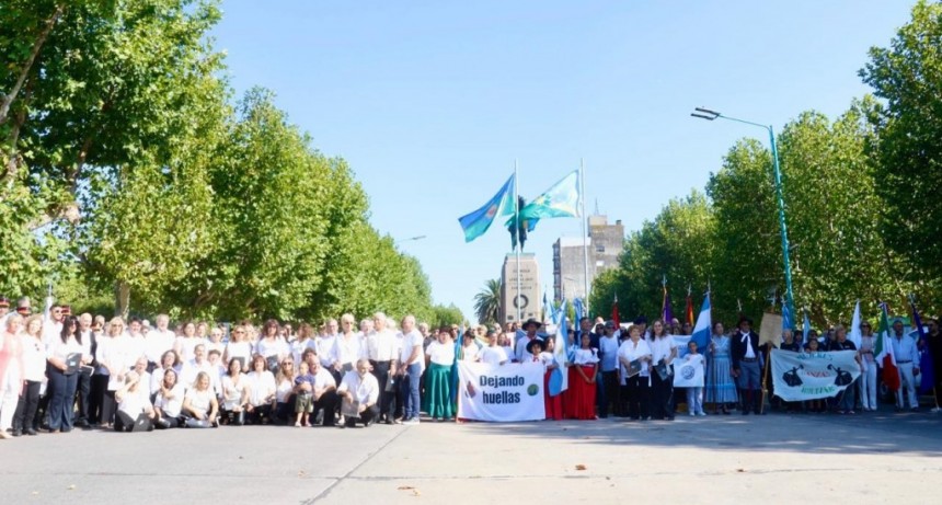 Bol&iacute;var celebr&oacute; su 148&ordm; aniversario con la presentaci&oacute;n oficial de la bandera del Partido