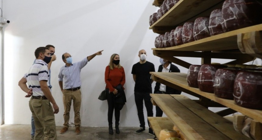 Producción: El Intendente Pisano y funcionarios Provinciales recorrieron la fábrica agropecuaria 'El Desafío'