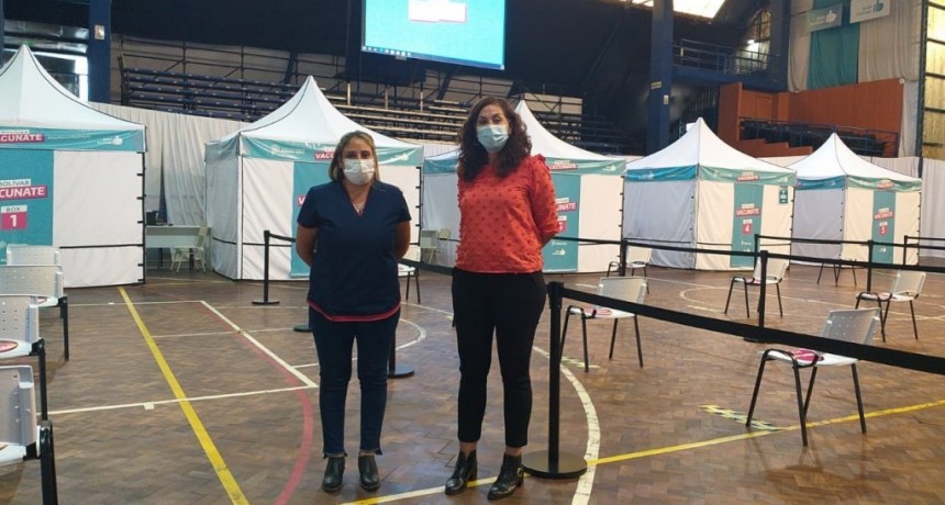 Adriana Martínez y Mary Jofre: “Es importante que quien tenga cualquier tipo de duda se acerque con su DNI al Vacunatorio Municipal”