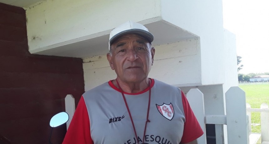 Julio Losada: “Las chicas son jóvenes, pero son grandes para el fútbol, cuesta mucho enseñarles, pero es bueno que se sumen para armar equipos y crear competencia interna”	