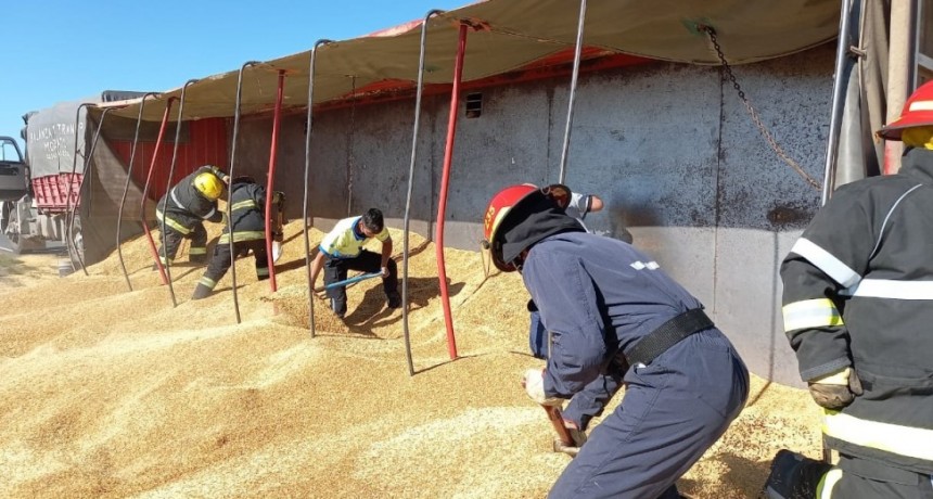 Un camión volcó su acoplado en ruta 65, en el tramo comprendido en el kilómetro 283