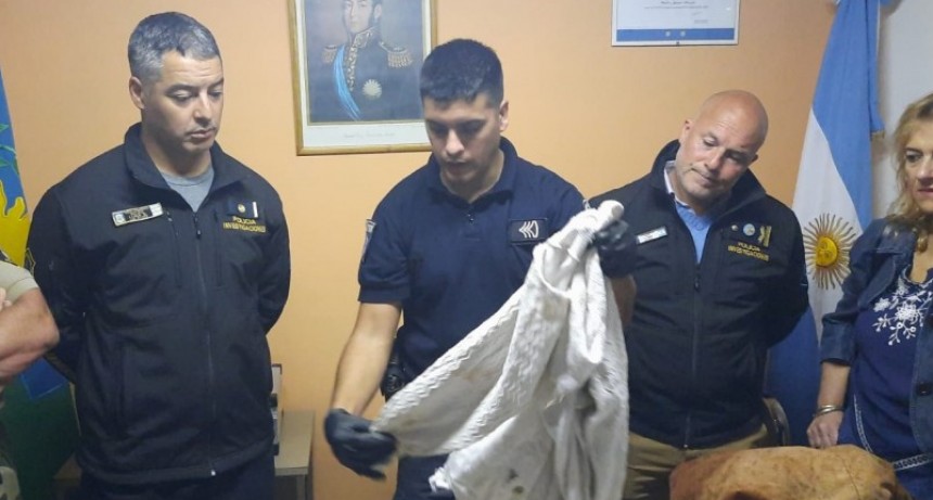 Parte de Prensa Oficial: fueron halladas en el partido de Carlos Casares prendas de vestir que serían de Juan Carlos Woldryk. La SB DDI de Bolívar viajó hasta el lugar