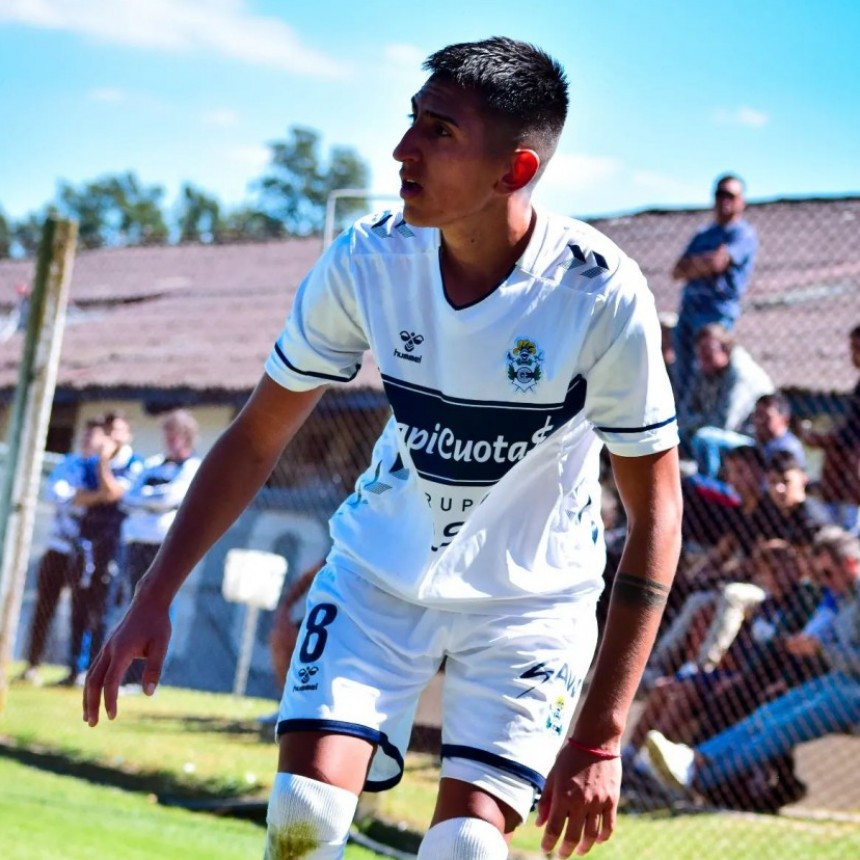 Alan "Pupi" Lescano firm&oacute; su primer contrato profesional