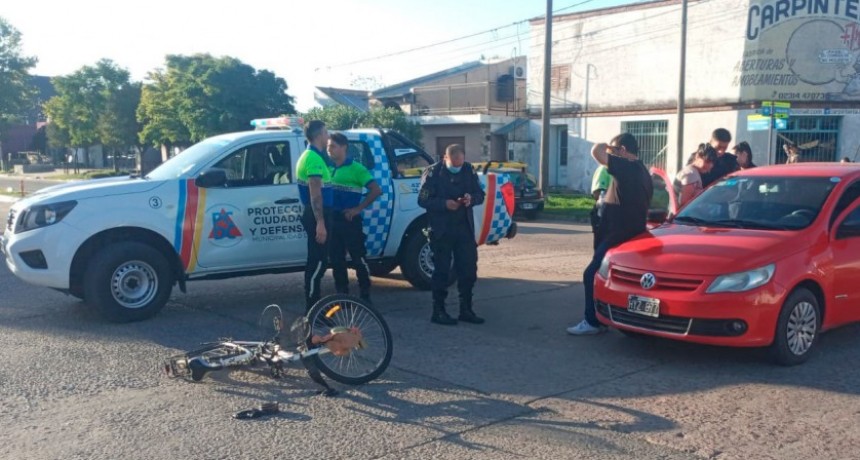 Impacto entre una conductora a bordo de un auto y una mujer a bordo de una bicicleta