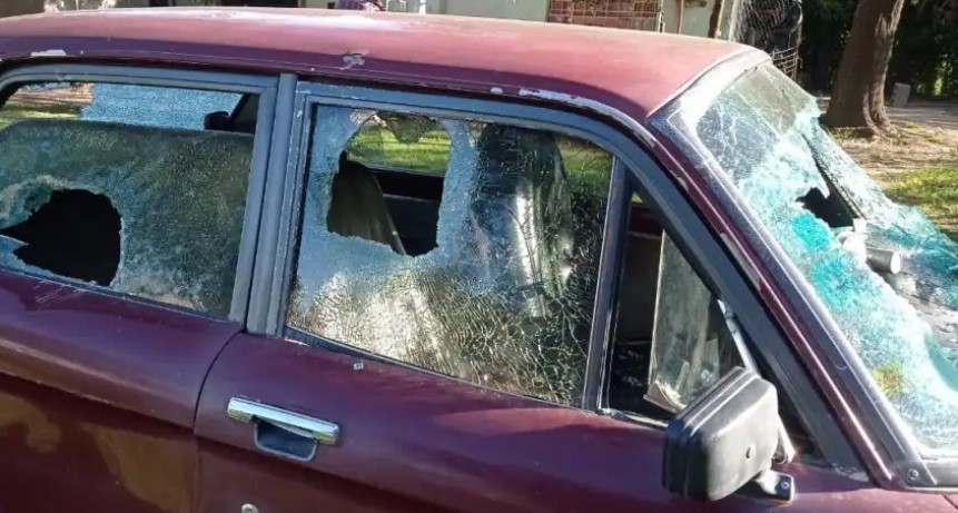 Intento de Femicidio: Familiares de Aylen Acevedo, la joven quemada que lucha por su vida, destrozaron el auto del aprehendido que podría ser el autor del ataque a la joven