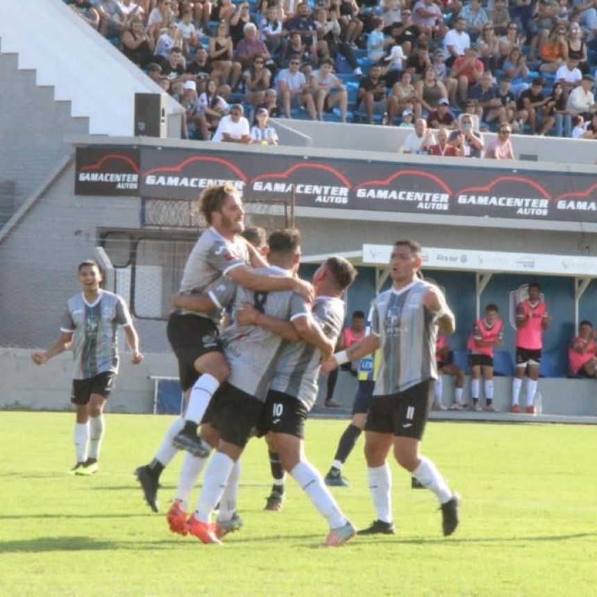 Con goles de Nahuel Yeri e Israel Roldan, el &ldquo;Cele&rdquo; gan&oacute; y se prendi&oacute; con los de arriba
