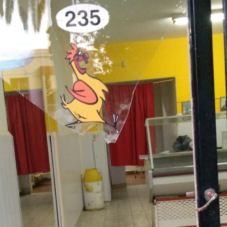 Rompieron la vidriera de un comercio, intentaban llevarse al menos tres cajones de pollo