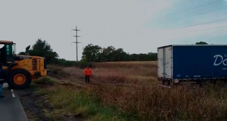 El Equipo Emergente recuperó del préstamo de la ruta el camión que fue parte del accidente múltiple por un neumático