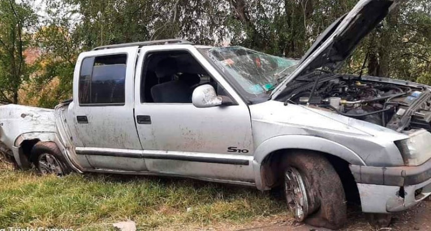 Ruta 65: Cerca del acceso a Dudignac, volcó una camioneta que había salido desde Bolívar