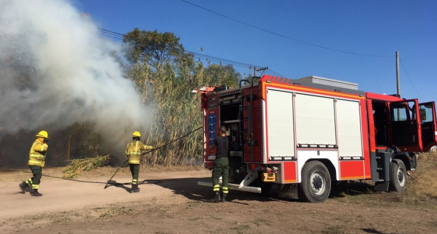 Bomberos Voluntarios tuvieron dos salidas prácticamente consecutivas este miércoles, un incendio de basura y otro de cañas