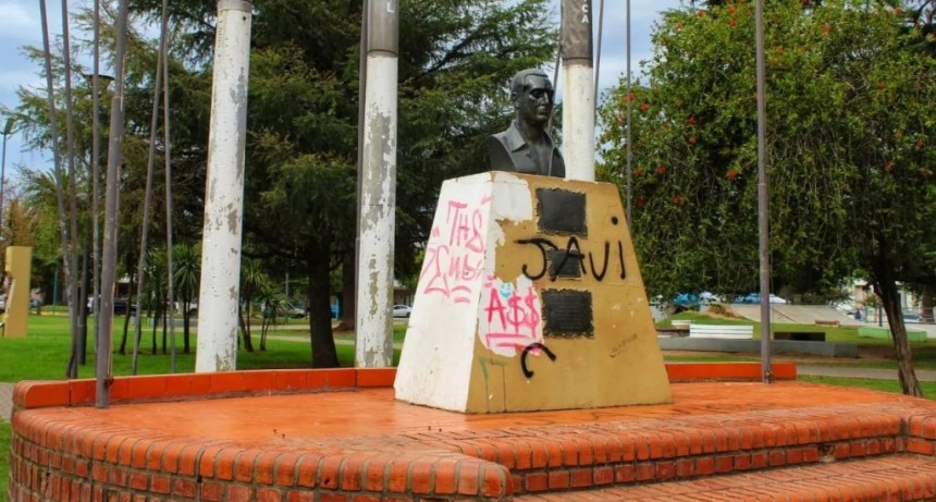 Realizaron pintadas sobre el Monumento al General Juan Domingo Perón, ubicado en Plaza Mitre