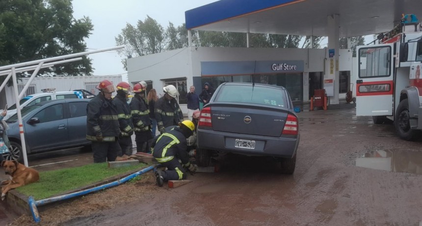 Ruta 65: Bomberos Voluntarios trabajó para destrabar un vehículo que quedó atascado en con reja de contención del restaurante