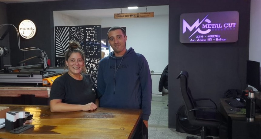 Mundo Laser ya está en su nuevo local, ampliando los servicios de corte y grabado laser, corte por plasma e impresora 3D, con FM 10 visitamos el emprendimiento y hablamos con sus propietarios