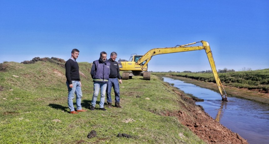 El Municipio en articulación con el Gobierno de la Provincia de Buenos Aires, realiza tareas de limpieza de canales