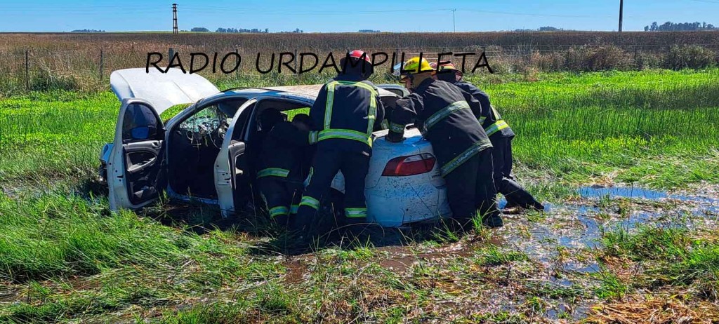 Vuelco de un vehículo en el camino vecinal que conecta Urdampilleta con Pirovano