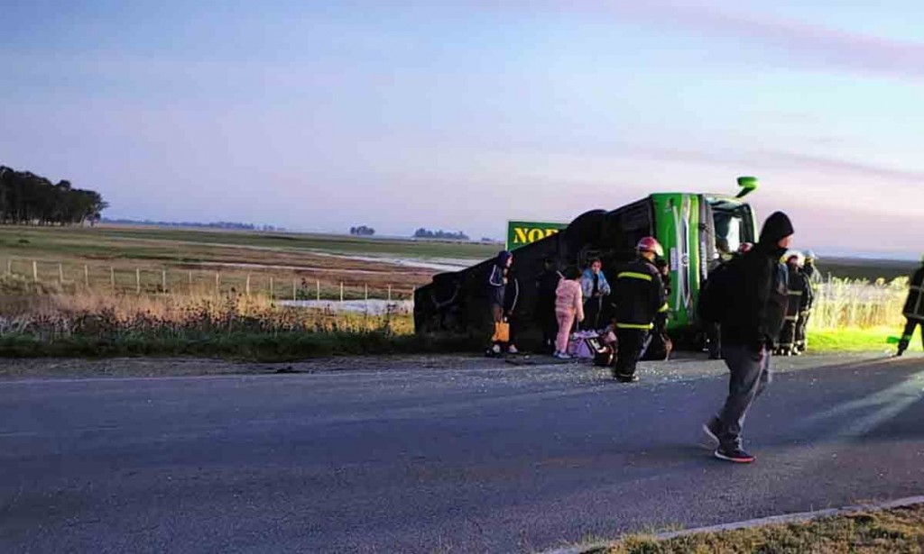 Volcó un micro en el cruce de las rutas 51 y 76: ya son cinco los fallecidos