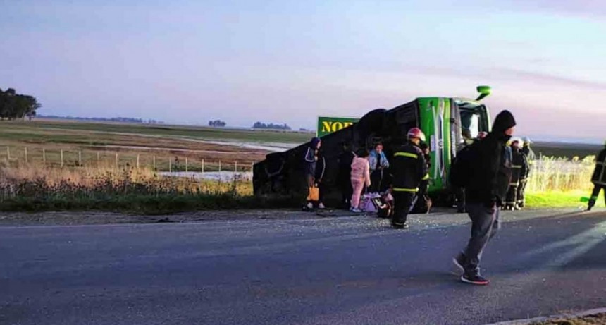 Volcó un micro en el cruce de las rutas 51 y 76: ya son cinco los fallecidos