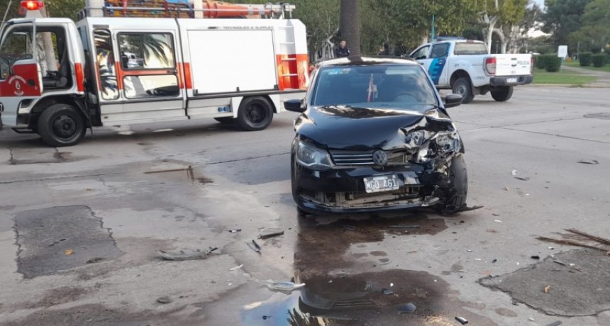 Fuerte impacto entre dos vehículos, con la participación de Bomberos Voluntarios por derrame de combustible en el lugar