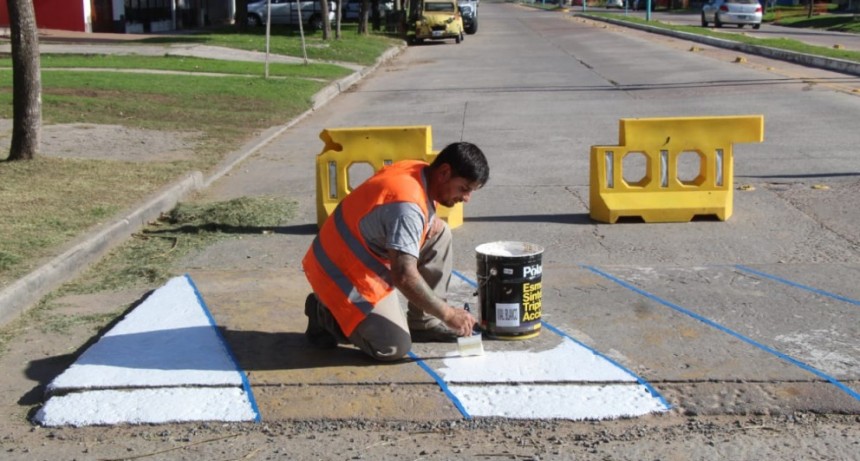 La Municipalidad realiza el mantenimiento de Lomos de Burro en las calles de la ciudad
