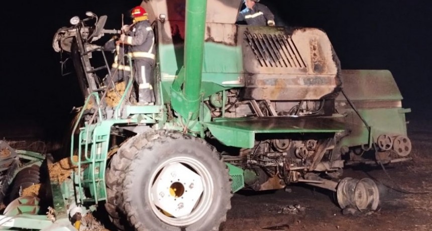 Bomberos Voluntarios trabajaron en la extinción del foco ígneo en una máquina cosechadora