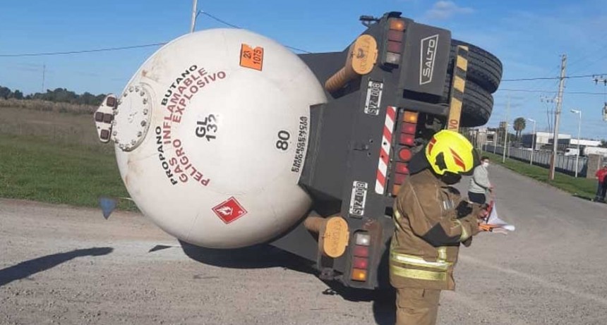 Cañuelas: Un camión de Bolívar cargado con gas butano volcó en el acceso a Extragas