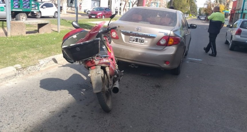 Leve impacto entre un automóvil y una motocicleta en la Avenida Brown 