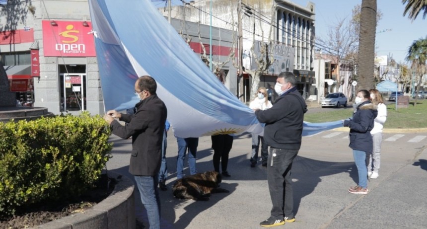 El Intendente Pisano izó la bandera junto a personal de Salud y Excombatientes de Malvinas