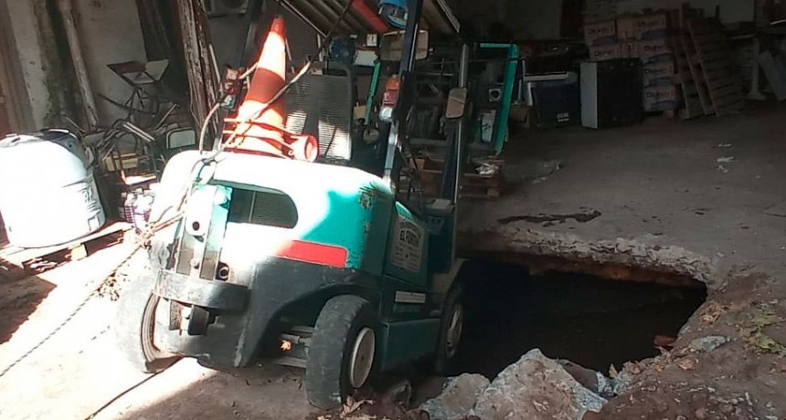 Un zamping autoelevador que descargaba productos cayó en una fosa