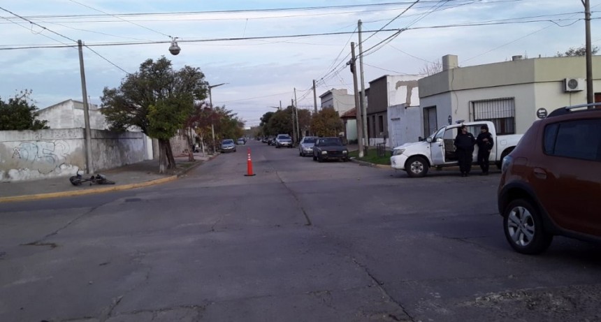 Una mamá trasladaba a sus hijos en bicicleta y sufrió un accidente